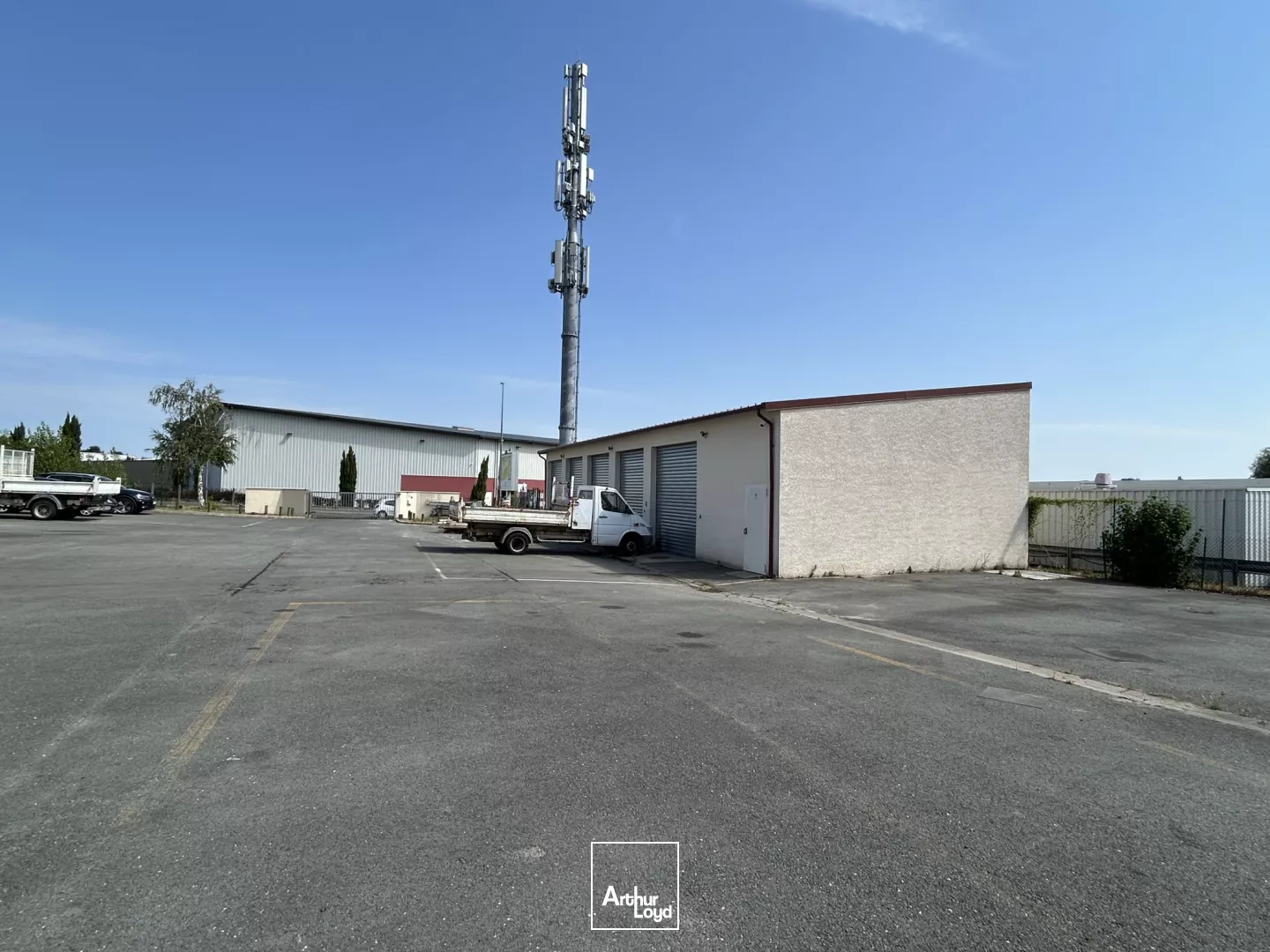 LOCAL D'ACTIVITÉ ET BUREAUX À LOUER À EYSINES 