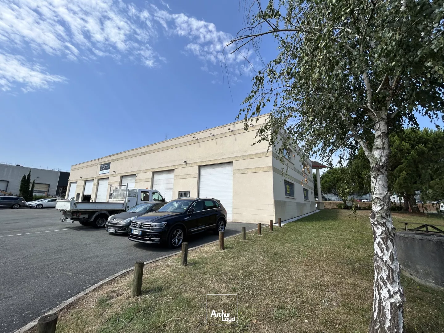 LOCAL D'ACTIVITÉ ET BUREAUX À LOUER À EYSINES 