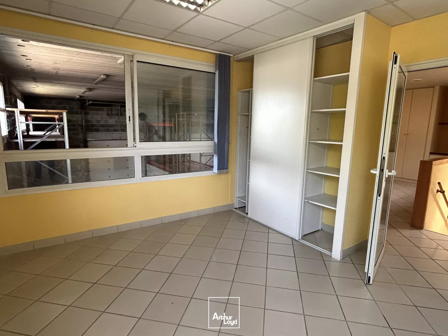 LOCAL D'ACTIVITÉ ET BUREAUX À LOUER À EYSINES 