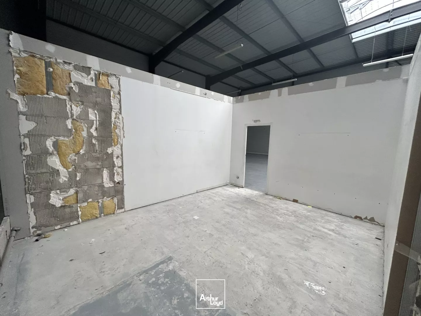 À LOUER - Local d'Activité 400 m² - Zone de Montières Amiens proche centre.