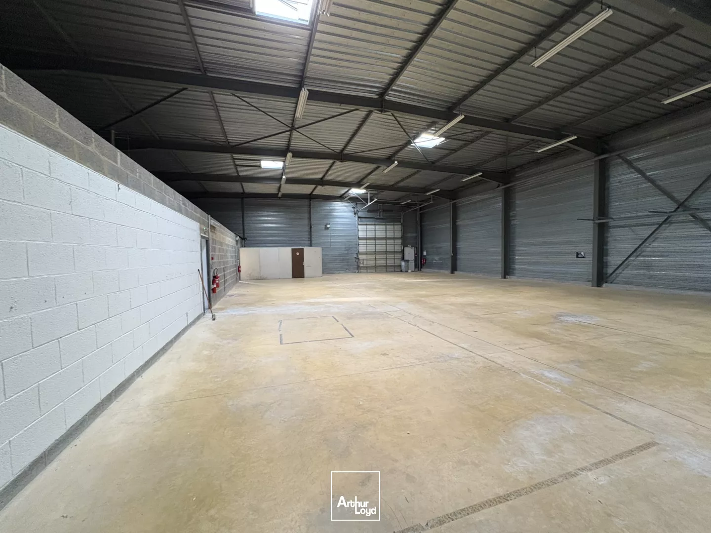 A LOUER LOCAL D'ACTIVITÉ 452 M2 FITZ JAMES