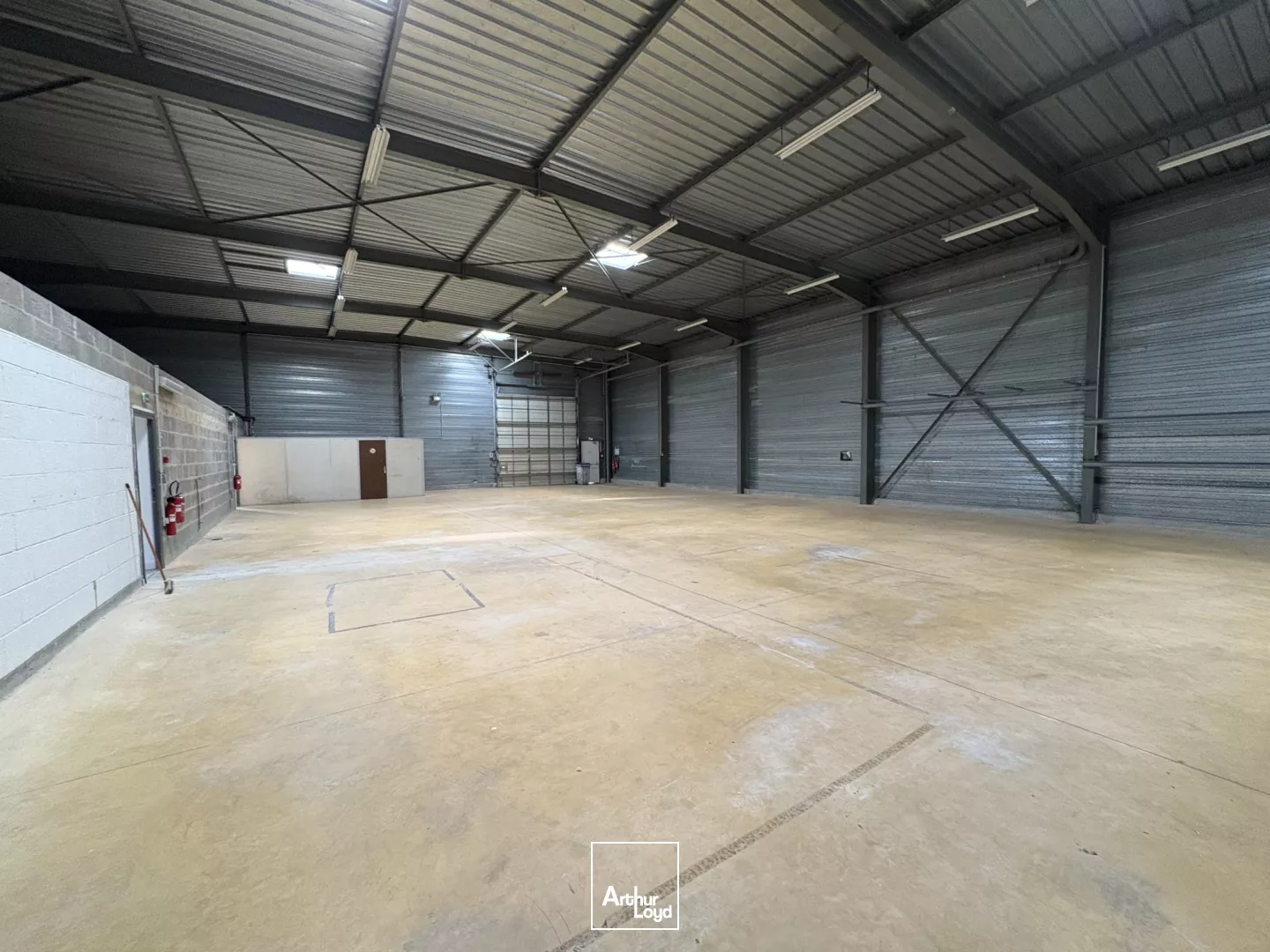 A LOUER LOCAL D'ACTIVITÉ 452 M2 FITZ JAMES