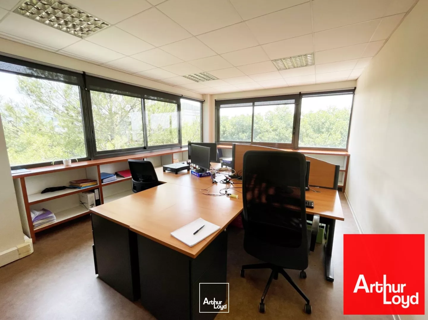 BUREAUX A LOUER - PLATEAUX AMENAGES AVEC NOMBREUX PARKINGS - PEROLS