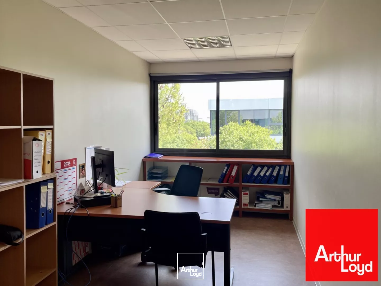 BUREAUX A LOUER - PLATEAUX AMENAGES AVEC NOMBREUX PARKINGS - PEROLS