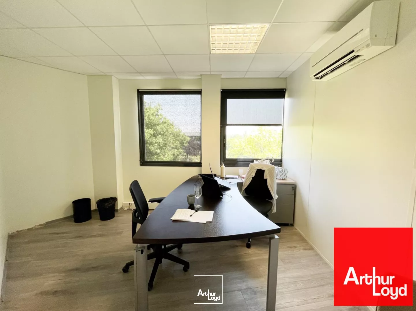 BUREAUX A LOUER - PLATEAUX AMENAGES AVEC NOMBREUX PARKINGS - PEROLS