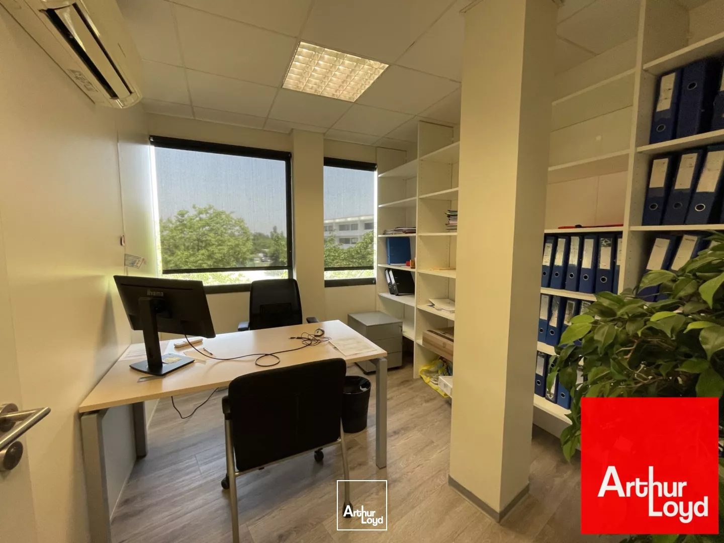 BUREAUX A LOUER - PLATEAUX AMENAGES AVEC NOMBREUX PARKINGS - PEROLS