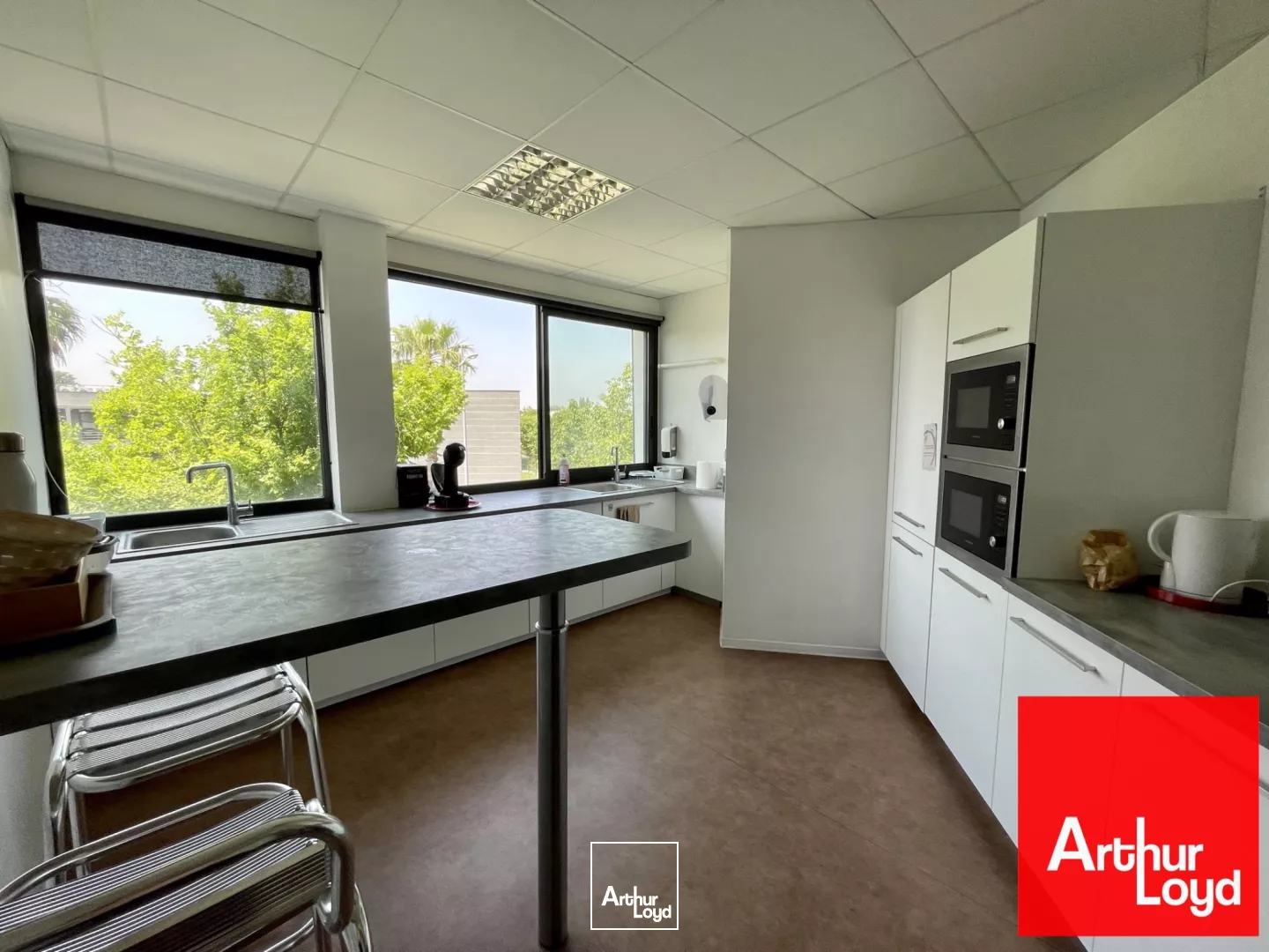 BUREAUX A LOUER - PLATEAUX AMENAGES AVEC NOMBREUX PARKINGS - PEROLS