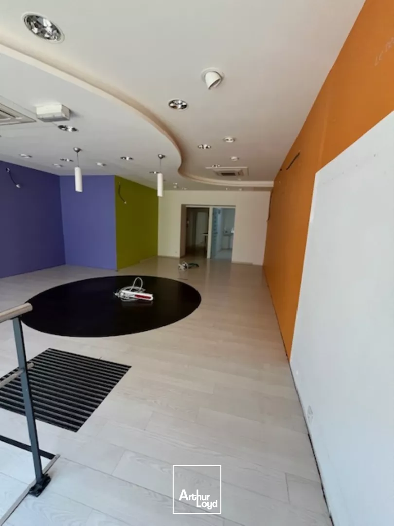 LOCAL COMMERCIAL - 90 M2 - LE POULIGUEN - A LOUER
