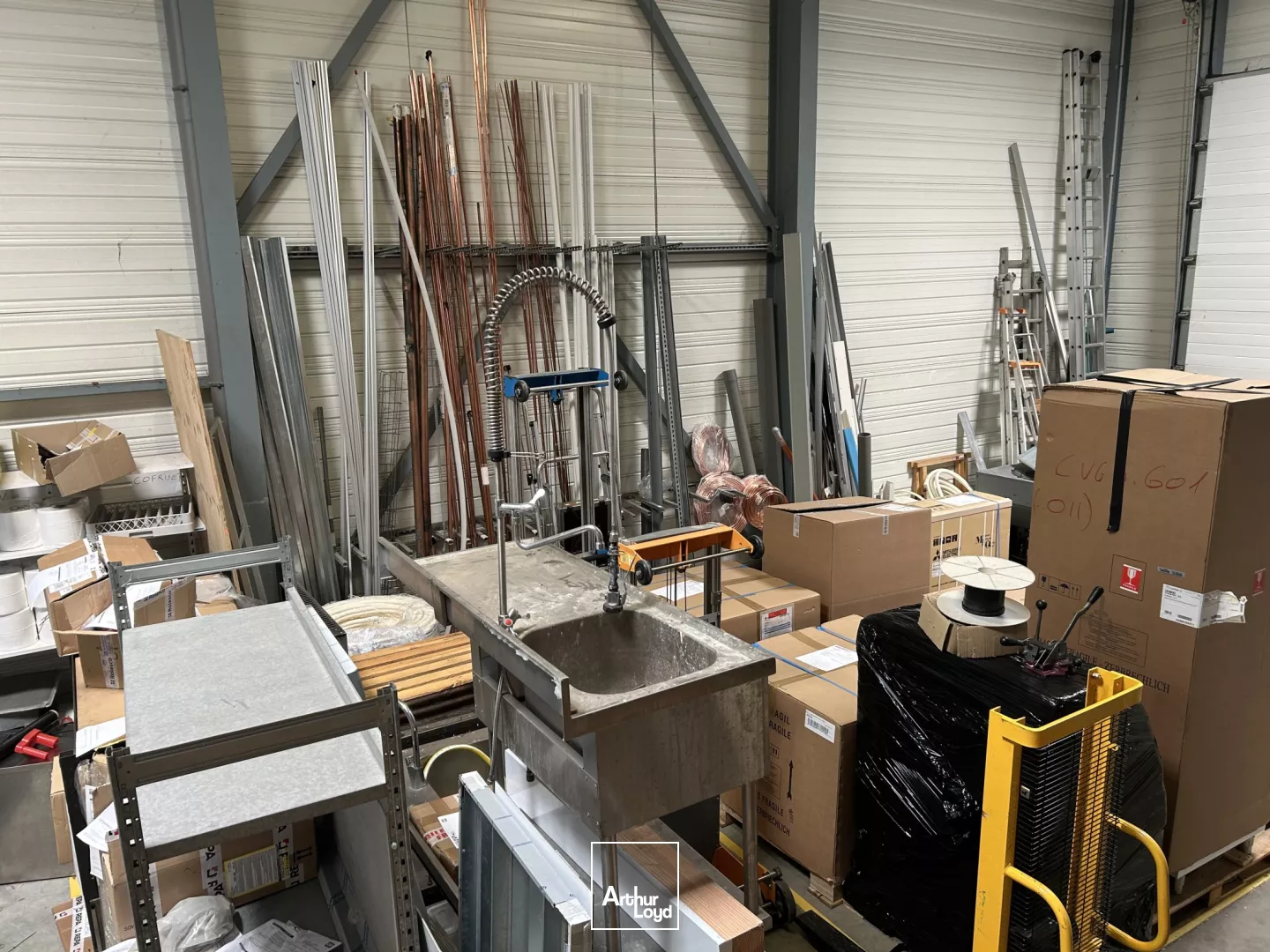 A LOUER - ATELIER - STOCKAGE - BUREAUX - ZONE DE BRAIS - ST NAZAIRE - 500 M2 