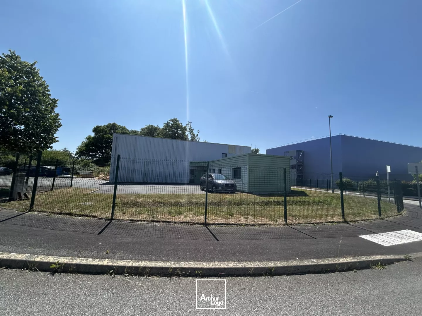 A LOUER - ATELIER - STOCKAGE - BUREAUX - ZONE DE BRAIS - ST NAZAIRE - 500 M2 