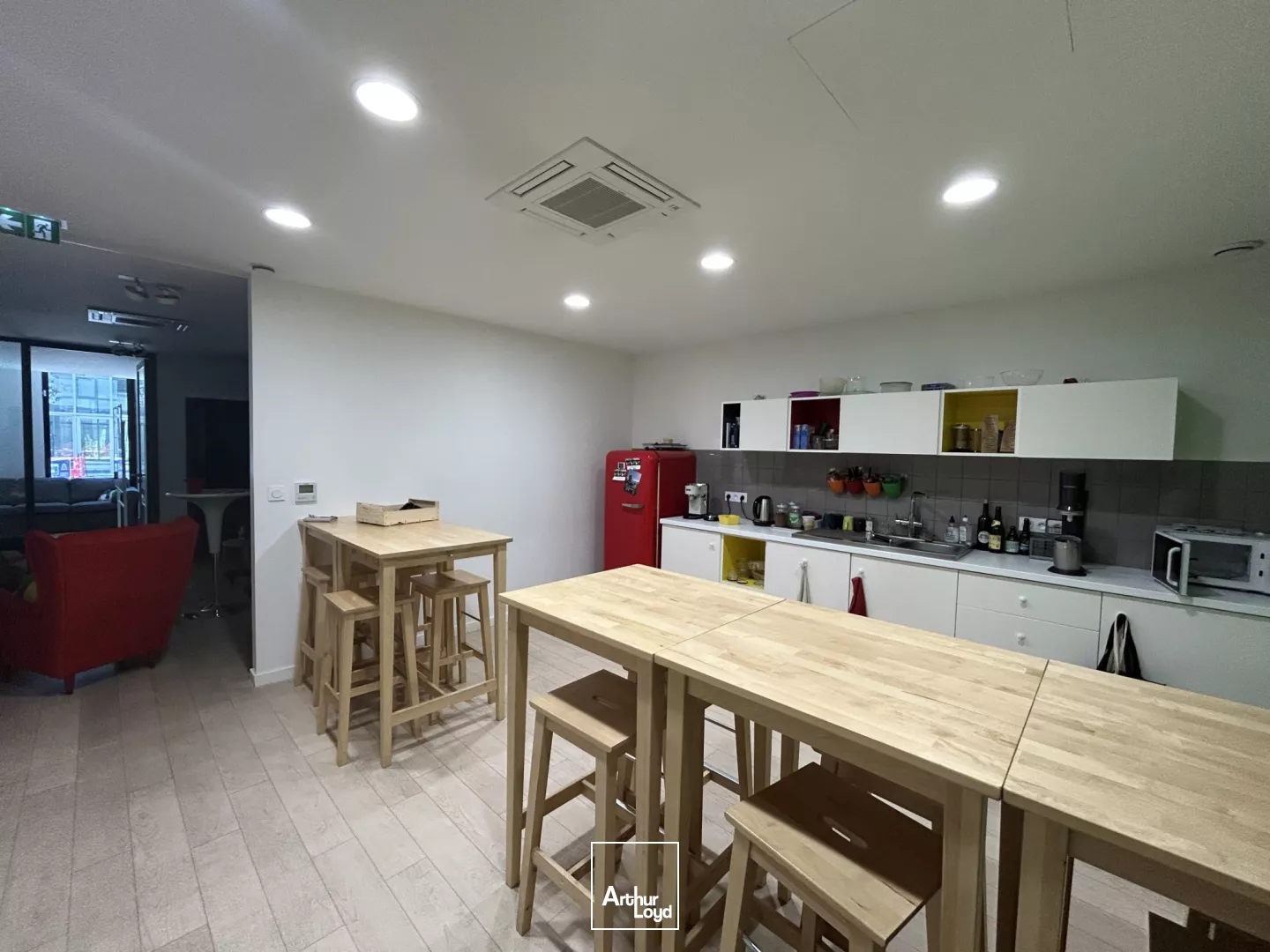 Cellule emménagée en RDC ile de Nantes 186 m2 et 122 m2 disponible à la location.