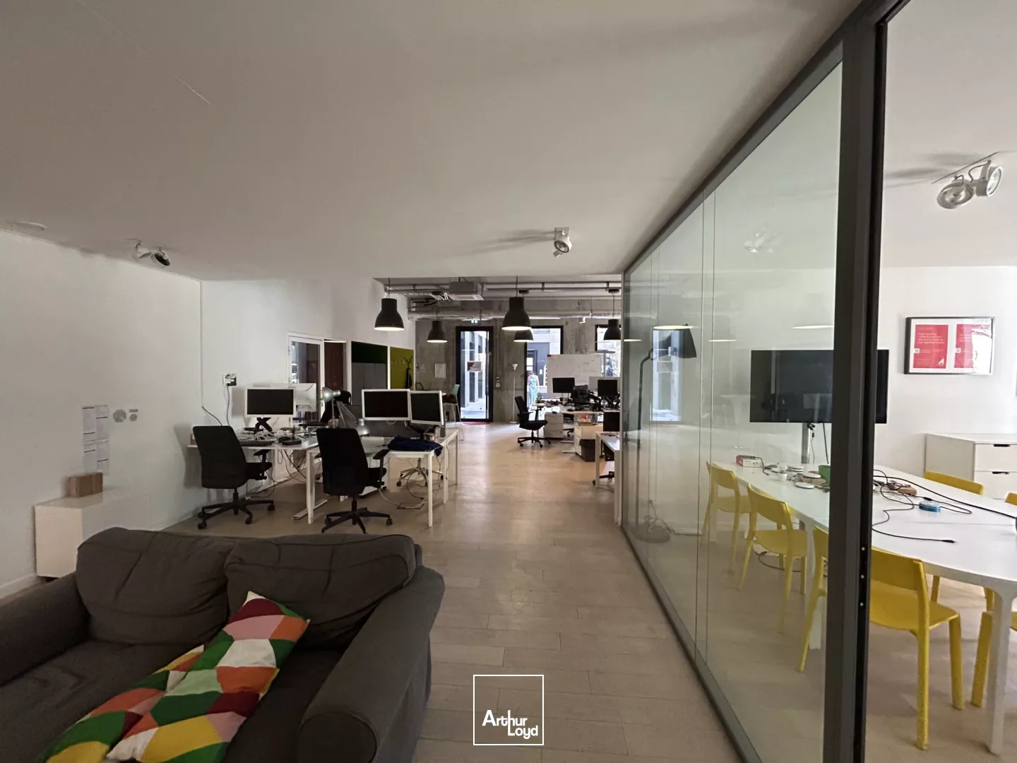 Cellule emménagée en RDC ile de Nantes 186 m2 et 122 m2 disponible à la location.