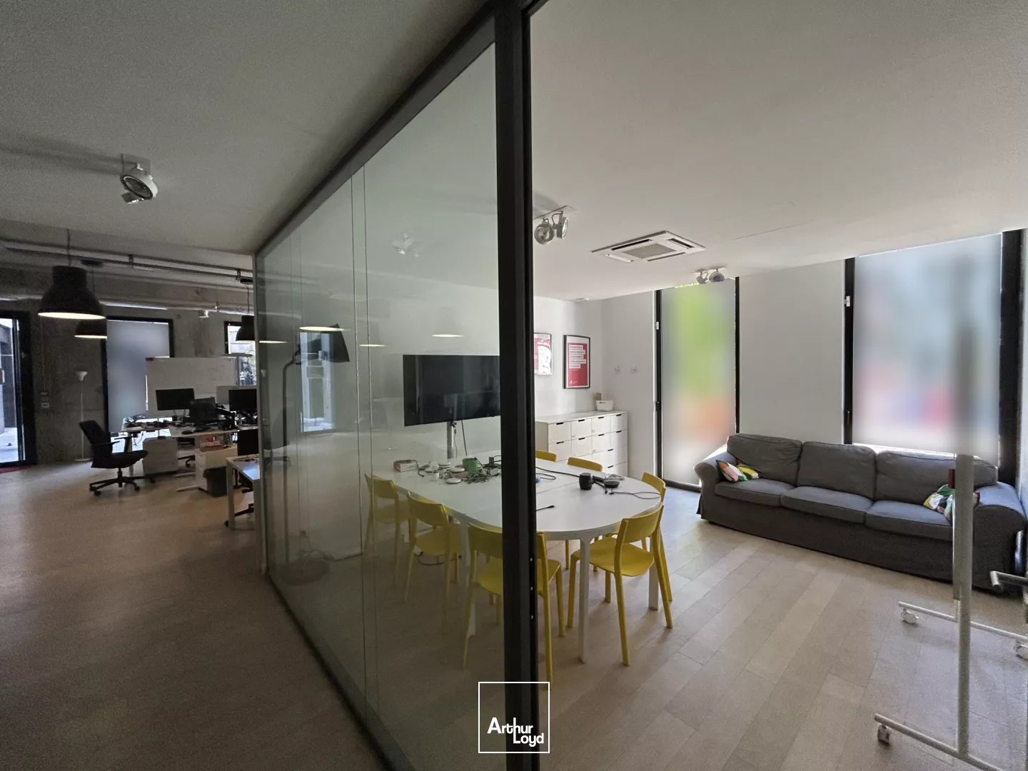 Cellule emménagée en RDC ile de Nantes 186 m2 et 122 m2 disponible à la location.