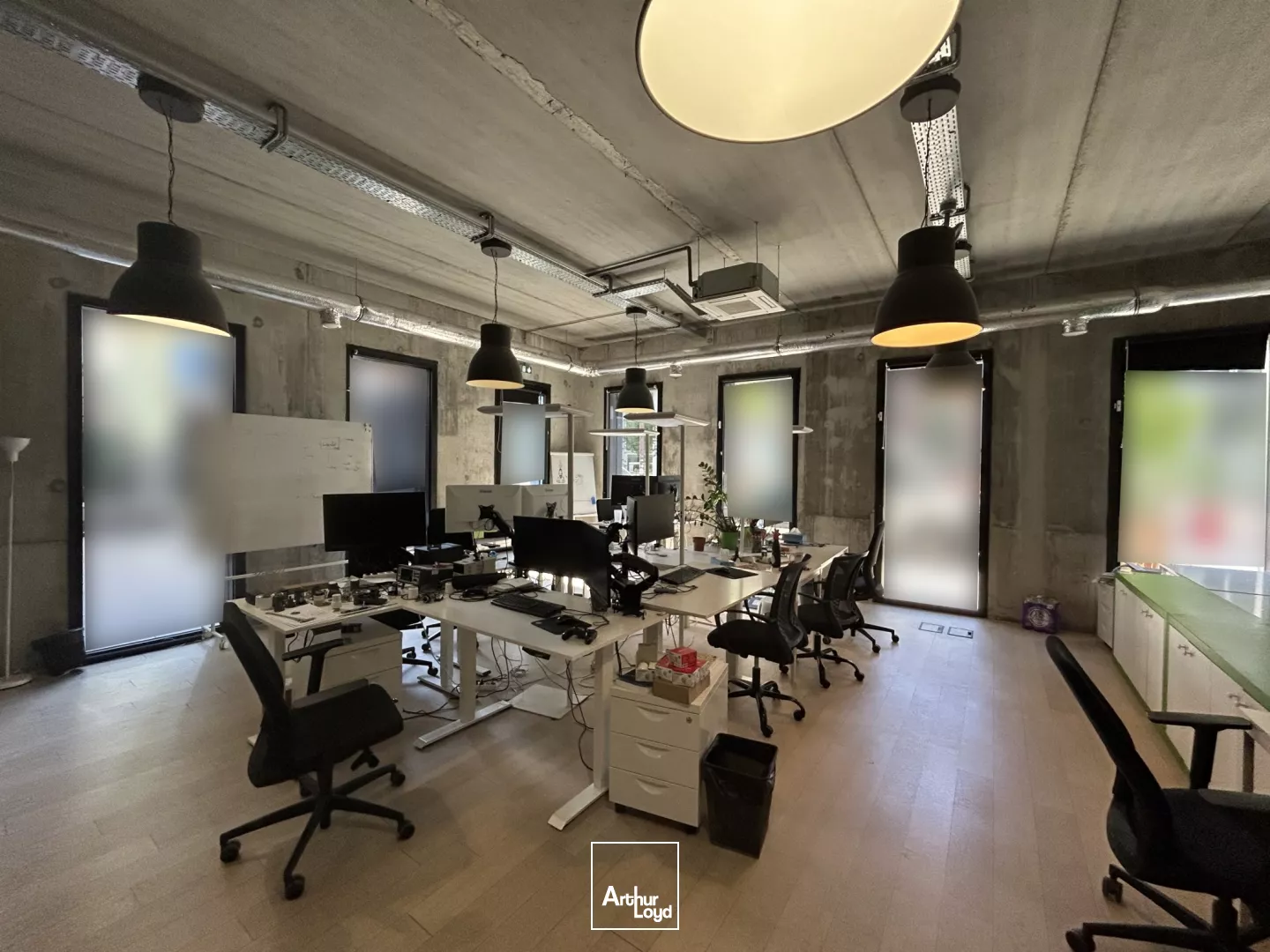 Cellule emménagée en RDC ile de Nantes 186 m2 et 122 m2 disponible à la location.