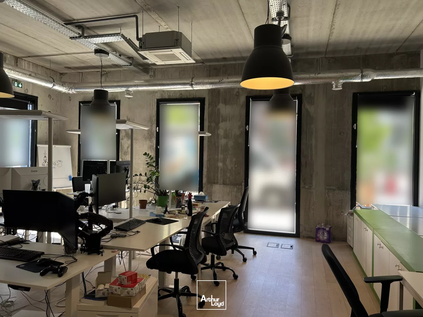 Cellule emménagée en RDC ile de Nantes 186 m2 et 122 m2 disponible à la location.