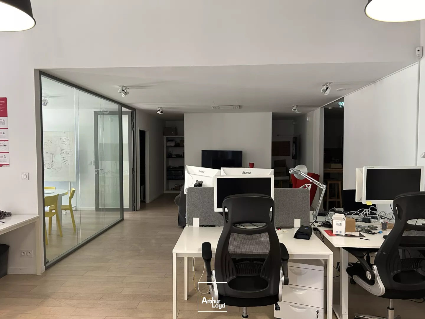 Cellule emménagée en RDC ile de Nantes 186 m2 et 122 m2 disponible à la location.