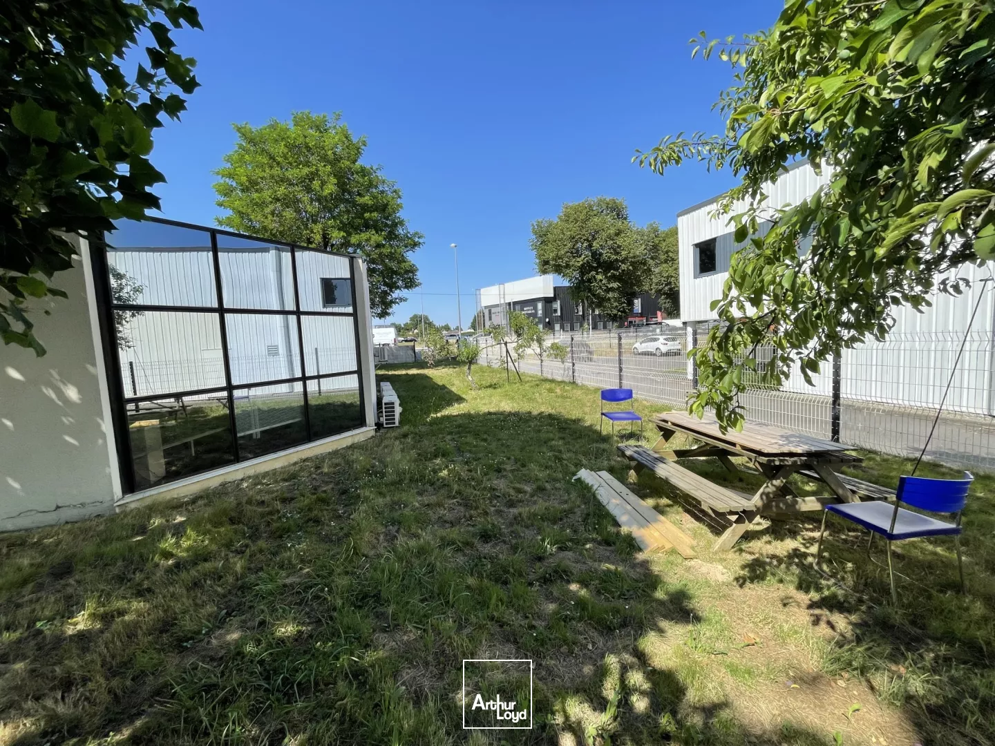 BUREAUX À VENDRE-210 M²-SAUTRON