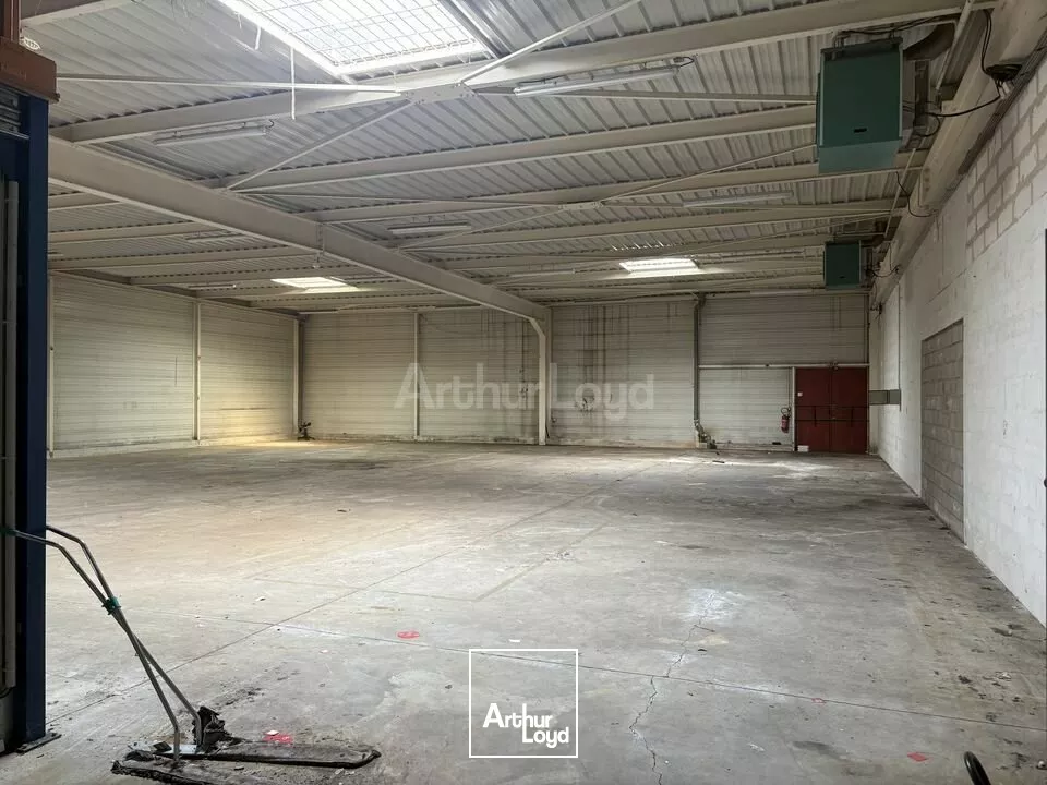 LOCAL COMMERCIAL à LOUER de 1849.59 m²