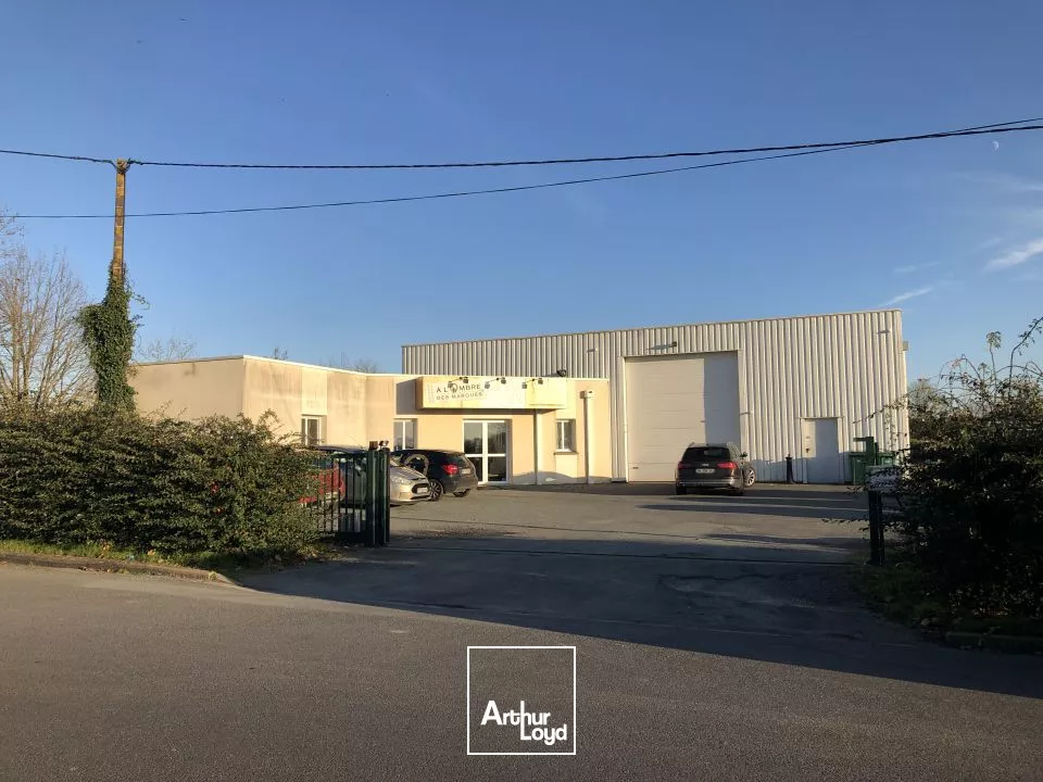 À LOUER BATIMENT D'ACTIVITE DE 840 M2 A CHAMPDENIERS