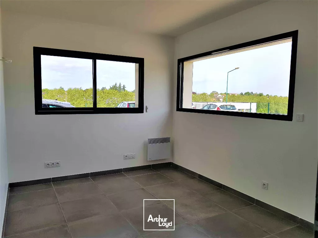 SAINT GEORGES LES BX - BUREAU A LOUER DE 12m² ET ESPACES PARTAGES