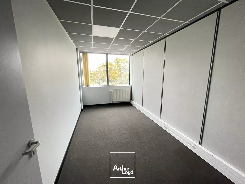 TRES BIEN SITUES FUTUROPOLE GRAND POITIERS - BUREAUX A LOUER 140m² 