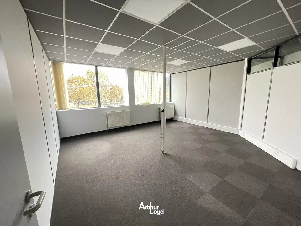 TRES BIEN SITUES FUTUROPOLE GRAND POITIERS - BUREAUX A LOUER 140m² 