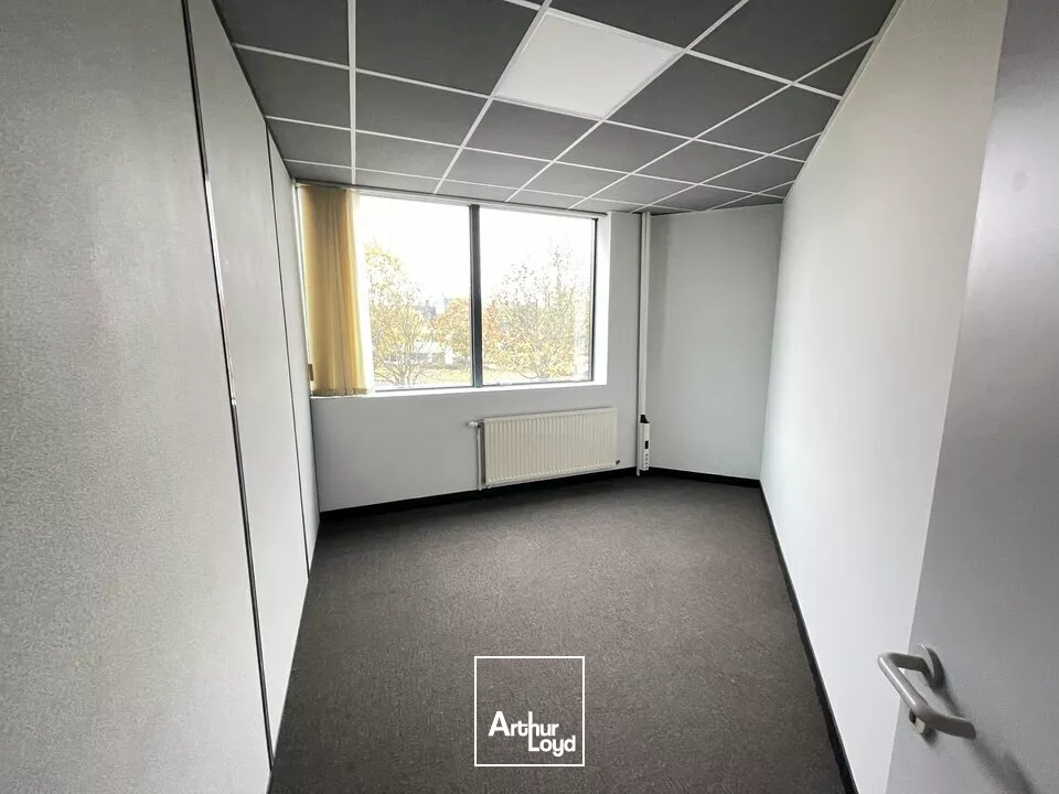 TRES BIEN SITUES FUTUROPOLE GRAND POITIERS - BUREAUX A LOUER 140m² 
