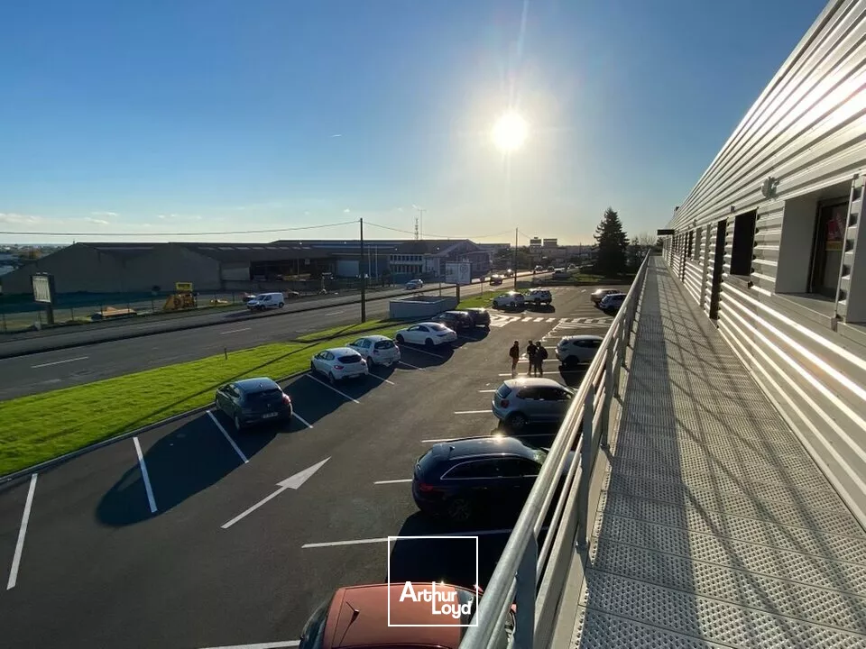 LOCATION BUREAUX NEUF AVENUE DE PARIS NIORT 121m2 BELLE VISIBILITE
