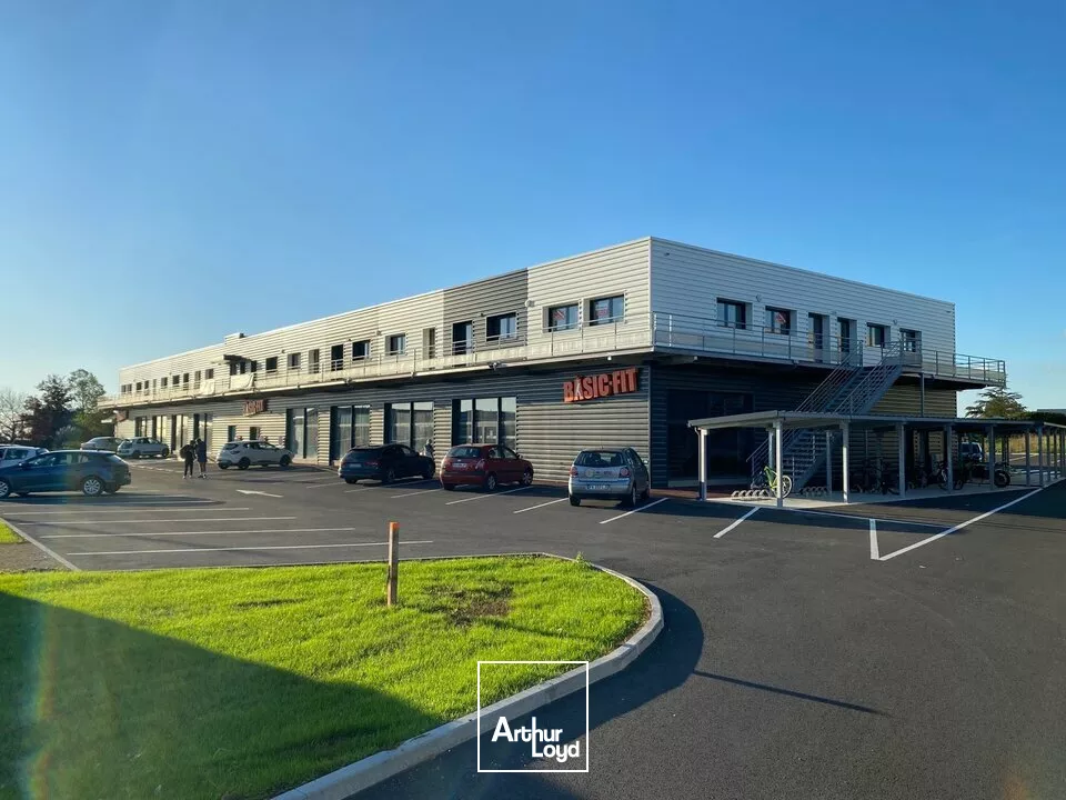LOCATION BUREAUX NEUF AVENUE DE PARIS NIORT 121m2 BELLE VISIBILITE