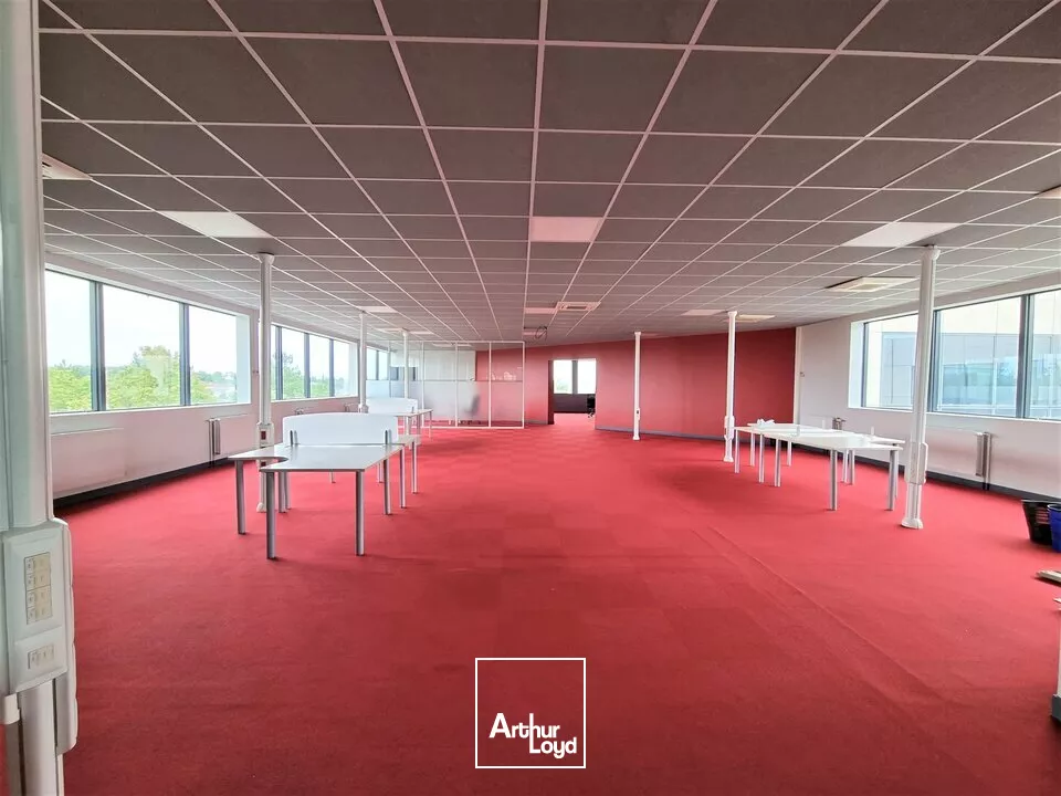 BUREAUX A LOUER DE 215M² - TECHNOPOLE DU FUTUROSCOPE - A 200M DE L'AUTOROUTE