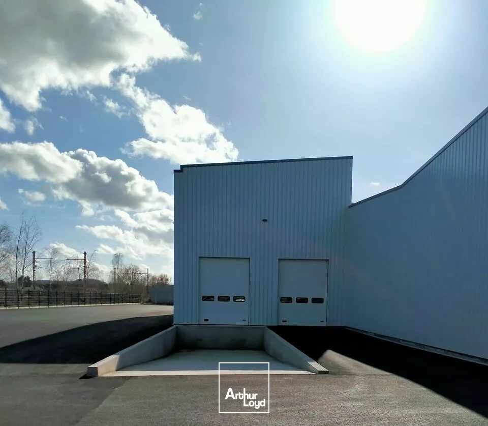 A LOUER LOCAL D'ACTIVITE/ENTREPOT 200m² AVEC QUAI SUR CHATELLERAULT NORD (86)
