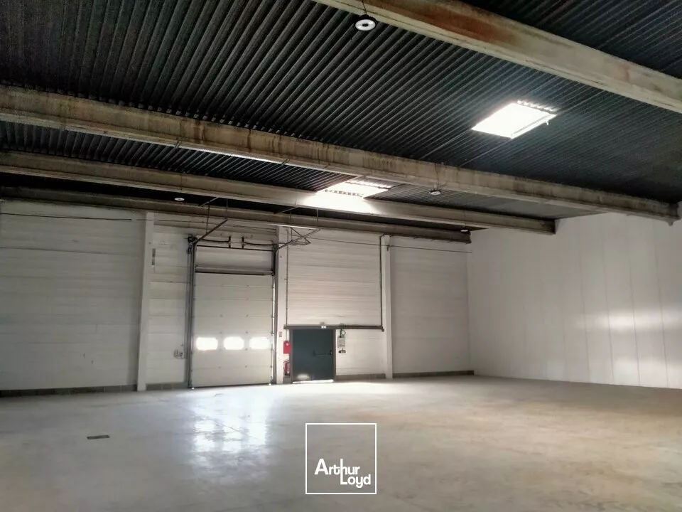 A LOUER LOCAL D'ACTIVITE/ENTREPOT 200m² AVEC QUAI SUR CHATELLERAULT NORD (86)