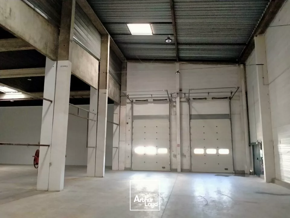 A LOUER LOCAL D'ACTIVITE/ENTREPOT 200m² AVEC QUAI SUR CHATELLERAULT NORD (86)