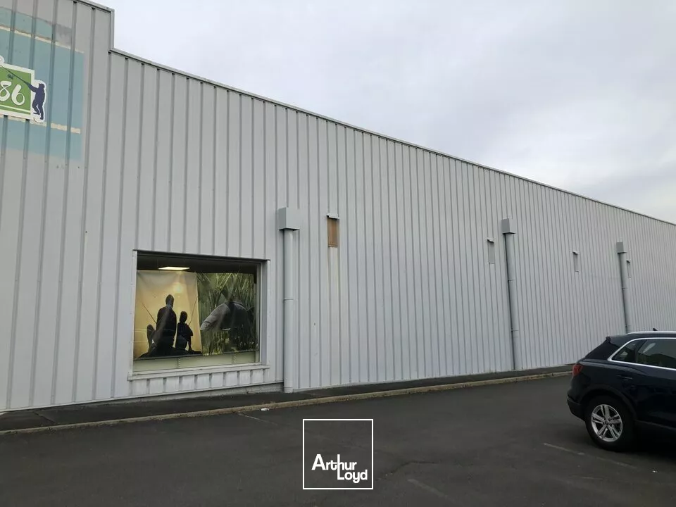 LOCAL COMMERCIAL A LOUER EN PLEIN COEUR DE LA ZONE COMMERCIALE DE CHASSENEUIL