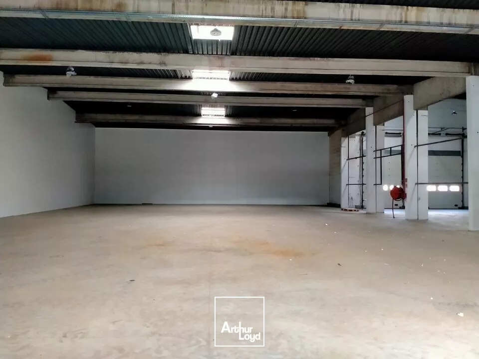 A LOUER LOCAL D'ACTIVITE/ENTREPOT 200m² AVEC QUAI SUR CHATELLERAULT NORD (86)