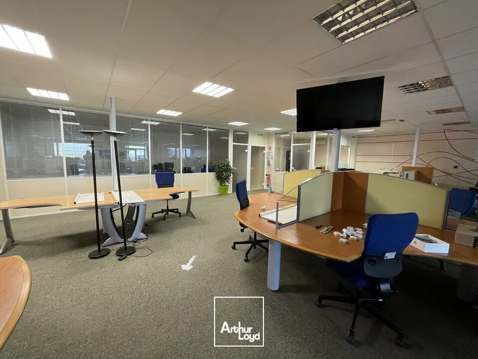 LOCATION BUREAUX A ECHIRE PROCHE NIORT ENVIRON 376m2 AVEC PARKINGS BELLE VISIBILITE