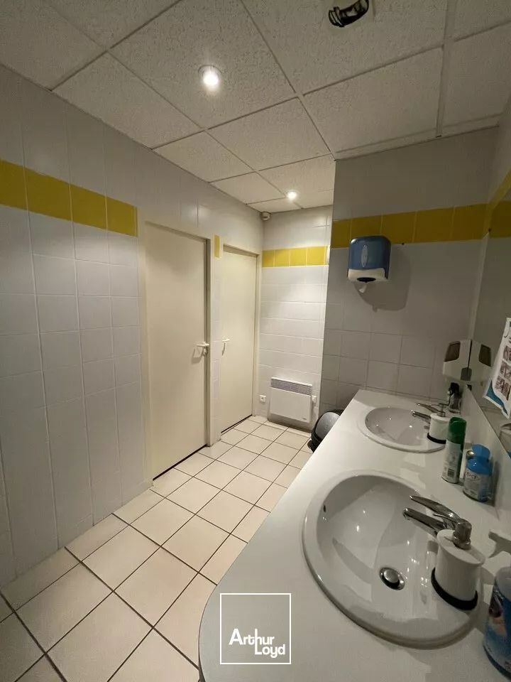 LOCATION BUREAUX A ECHIRE PROCHE NIORT ENVIRON 376m2 AVEC PARKINGS BELLE VISIBILITE