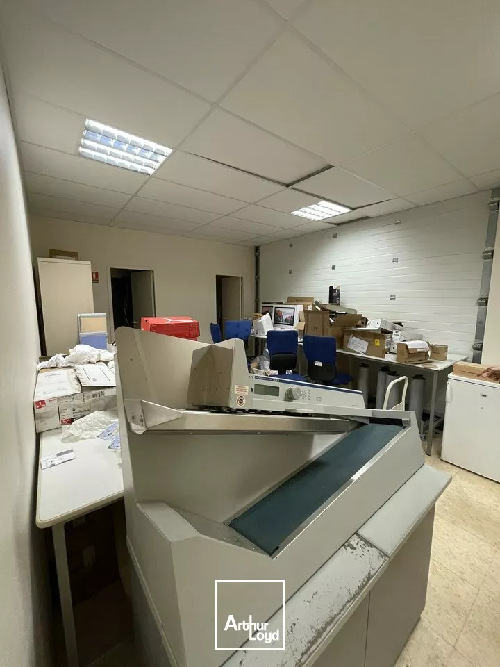 LOCATION BUREAUX A ECHIRE PROCHE NIORT ENVIRON 376m2 AVEC PARKINGS BELLE VISIBILITE