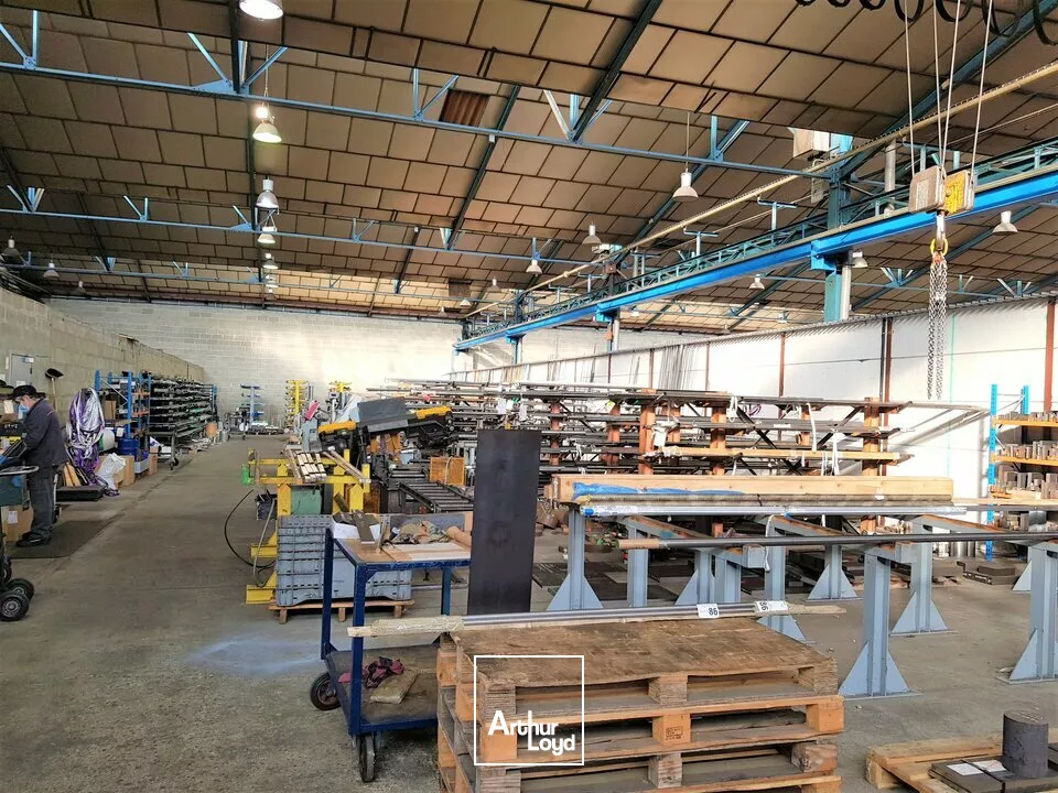 GRAND POITIERS - BATIMENT INDUSTRIEL / ACTIVITES A VENDRE 6280m² AVEC PONT-ROULANTS