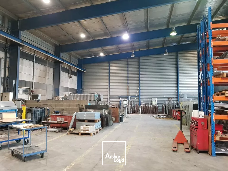 GRAND POITIERS - BATIMENT INDUSTRIEL / ACTIVITES A VENDRE 6280m² AVEC PONT-ROULANTS