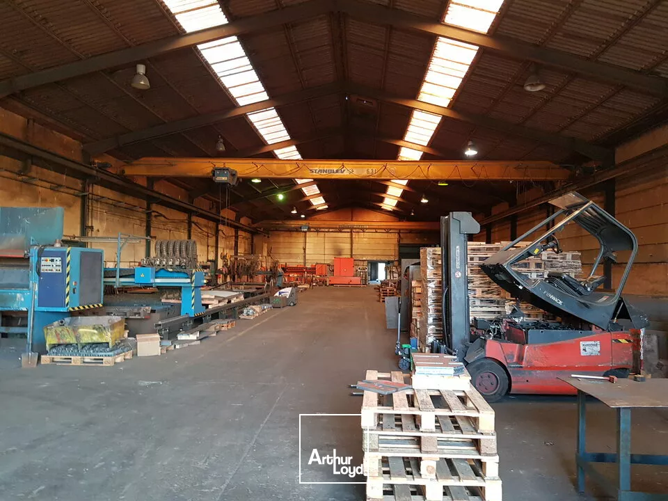 GRAND POITIERS - BATIMENT INDUSTRIEL / ACTIVITES A VENDRE 6280m² AVEC PONT-ROULANTS
