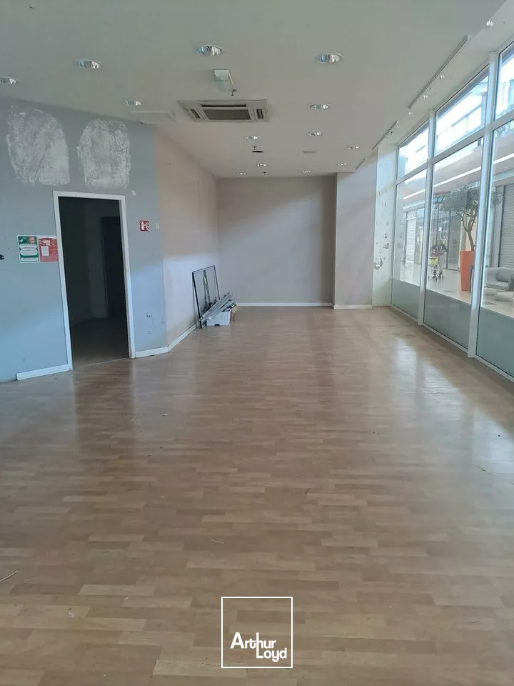 A LOUER CELLULE COMMERCIALE AU SEIN DE LA GALERIE AUCHAN CHATELLERAULT SUD (86)