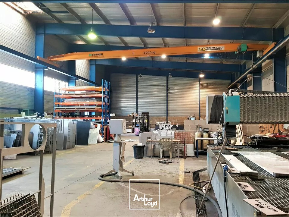 Grand Poitiers - Entrepôt / bâtiment industriel / stockage à louer de 3.400m² avec pont-roulants