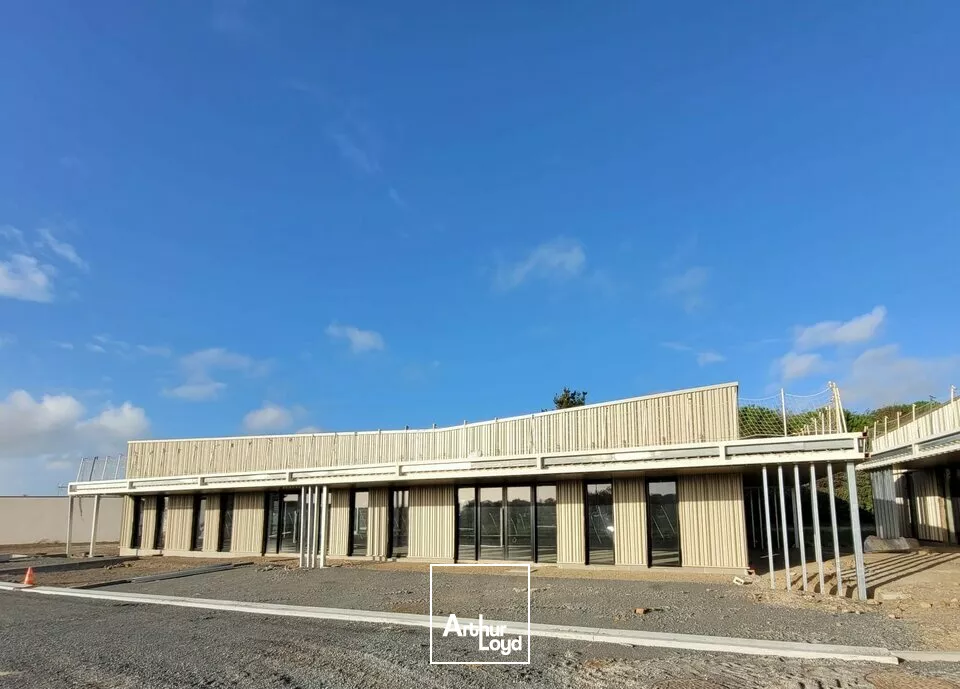 A LOUER LOCAL COMMERCIAL NEUF DE 100 m2 - ZONE COMMERCIALE - LES SABLES D'OLONNE