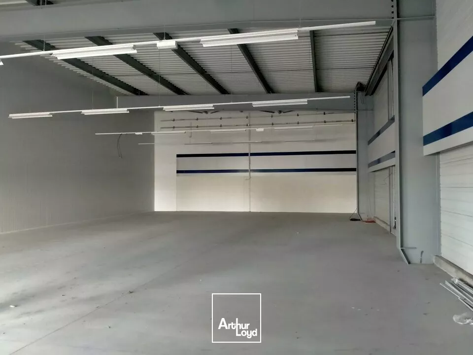 A LOUER PROCHE A10 LOCAL COMMERCIAL B TO B SUR CHATELLERAULT NORD (86)