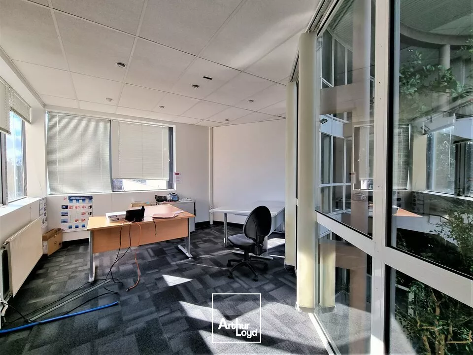 FUTUROSCOPE CHASSENEUIL - BEAUX BUREAUX A LOUER 494 m²