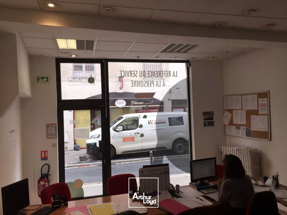 A louer local commercial 60 m² en entrée de ville - POITIERS hyper centre 