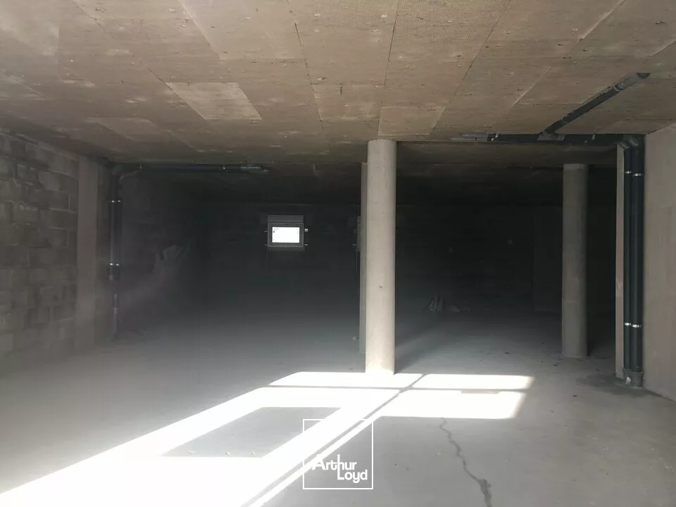 BUREAUX / LOCAL COMMERCIAL AVEC PARKING DE 138m2 SITUE SUR L'AXE POITIERS SUD - CENTRE VILLE