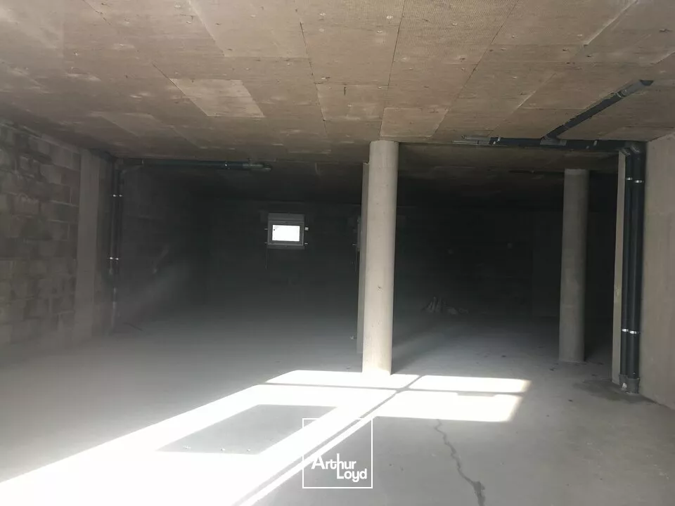 BUREAUX / LOCAL COMMERCIAL AVEC PARKING DE 138m2 SITUE SUR L'AXE POITIERS SUD - CENTRE VILLE