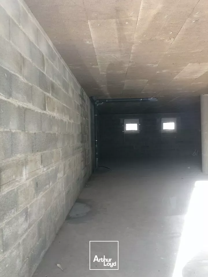 BUREAUX / LOCAL COMMERCIAL AVEC PARKING DE 138m2 SITUE SUR L'AXE POITIERS SUD - CENTRE VILLE